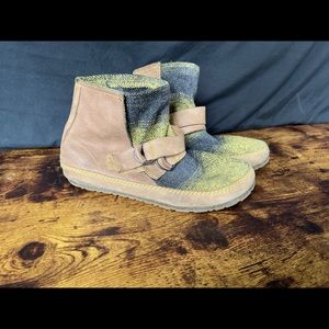 Sorel slip on bootie